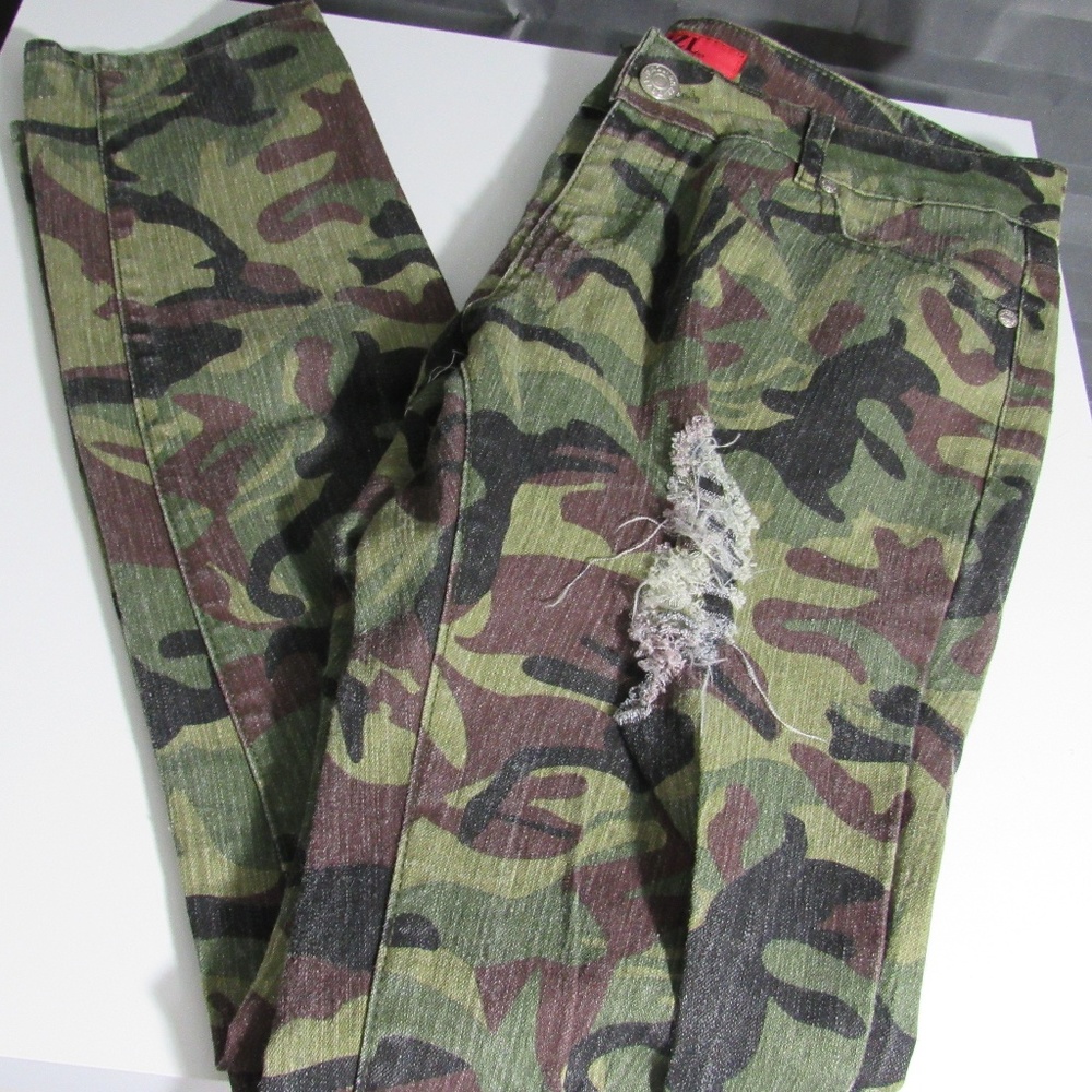 Dazl Distressed Camo-Print Jeans